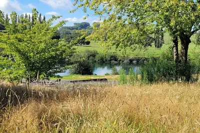 Image de Cute cottage in peaceful countryside over looking river