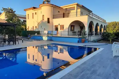 Image de Traditional Cypriot 5 Bedroom Villa £290  per night. Family Friendly with pool.