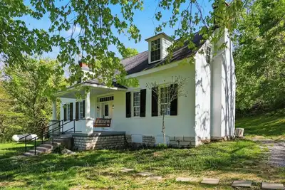 Image de This house is a 3 bedroom(s), 2 bathrooms, located in Frankfort, Ky.