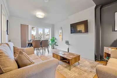 Cosy 3 Bed with Parking