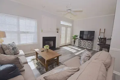 Image de ♥️Coastal Getaway♥️~Large Clean-n-Cozy 3Bdrm Home