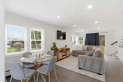 Image de Modern Touisset Escape | 3br with Enclosed Porch