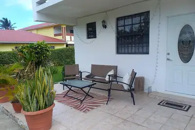 Image de Tropical Garden Retreat: Cosy 2-Bed Apt