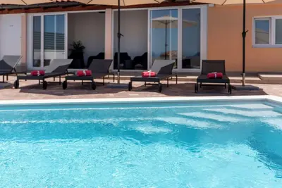 Image de Joli appartement pour 4 personnes avec Wifi, climatisation, piscine, Tv et terrasse
