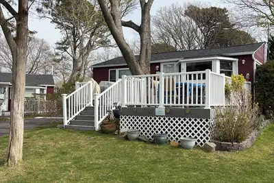 Image de Cozy Waterfront Steps to Beach 2 bedroom cottage in serene Hampton Bays with Ac