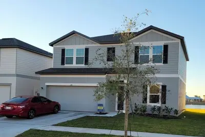 Image de Home away from home in Tampa Bay. 5 beds, 2. 5 baths, saltwater pool, lake view