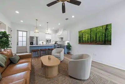 Image de New Luxury Home - King - Central Location - Premier Host
