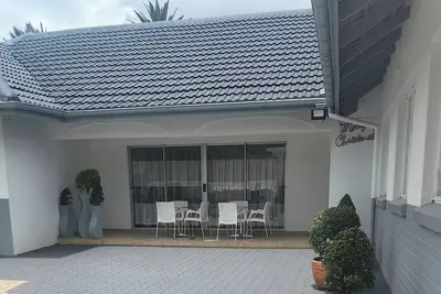 Image de Spacious family-sized home, beautiful gardens. 5 minutes to Zitf.