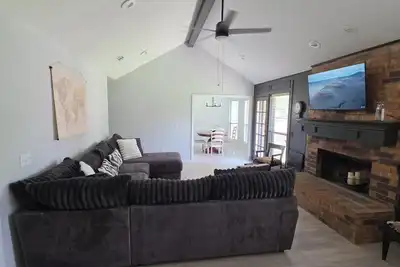 Image de Christie Drive Retreat - Fully updated 3-bed, 2/bath house w/garage parking!