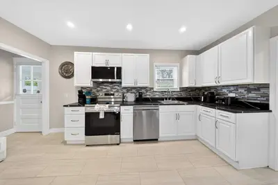 Image de East Bay GetAway! Superb 3 Bedroom 2 Bath Townhouse Steps to Easy Bay Bike Path!