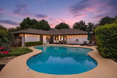 Image de Spacious 5br • Pool, Backyard •Upscale Dallas Home