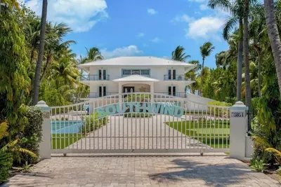 Image de Private Beachfront Estate with Resort-Style Pool & Pier