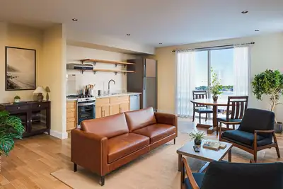 Image de New Waterfront Suites With Panoramic Harbor Views &  Balcony Boothbay Harbor