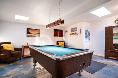Image de Laid-Back Vintage Beach Cottage Escape + Large Patio + Close to water