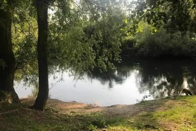 Image de Studio en campagne avec piscine et différents animaux à découvrir