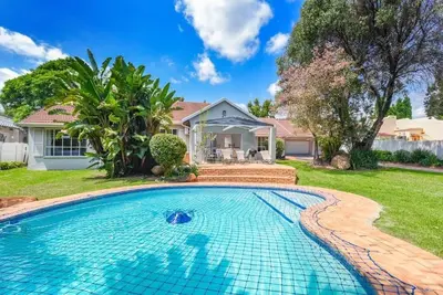 Image de Modern 4br Sandton Home  Pool, Office, Backup Power & Fast WiFi