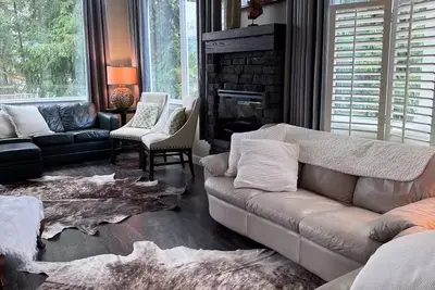 Image de Luxe two-storey home provides a beautiful modern unique romantic getaway!