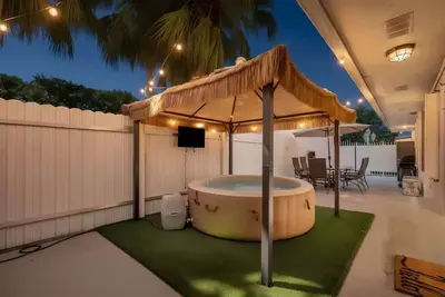 Image de Private Tropical Retreat  Jacuzzi, Tiki Hut & Outdoor Paradise