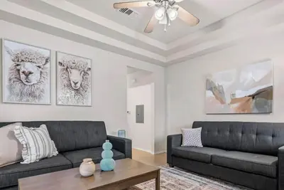 Image de No Prob-Llama at This Se Austin Bungalow Near Lady Bird Lake w Fire Pit + Yard