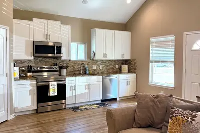Image de Cozy 3 bdrm house on a quiet cul-de-sac. Close to Lake, Shopping and Restaurants