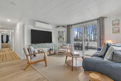 Image de Freshly updated and full of coastal cottage charm, this easy beach escape is under half a mile from Long Sands Beach, with Ac throughout, plenty of parking, and a Solo Stove firepit for laid-back nights outside—plus no weekly stay required.