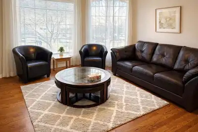 Image de Upgraded 5Beds 2Bath with New Furnitures Work Space 10 mins to Yyc 1 Min to Bus