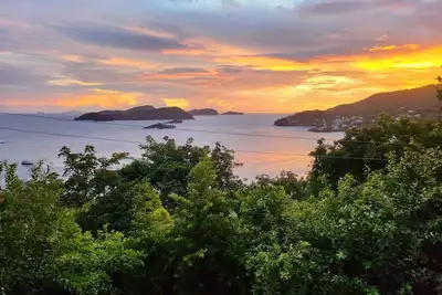 Image de 5-minutes to the beach! 2-bedroom villa perfect for remote island getaways