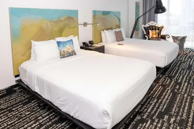Image de 2 Queen | Lorenzo by Hilton | Skyline Pool, City Center 6 Min, Deep Ellum 7 Min