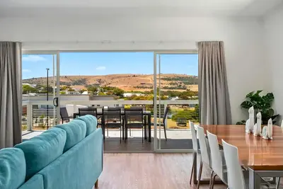 Image de Driftwood & Daydreams: Modern Coastal with Hillside Views & a Swim Spa