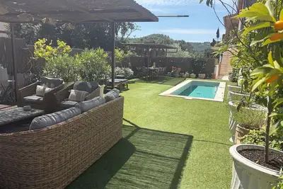 Image de Saint Tropez, piscine privée, 2 parkings. \nCalme, plage et ville à 10 mn à pied.