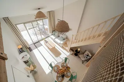 Image de Deux lofts neufs, communicants dans ancienne conserverie : terrasses et parking.