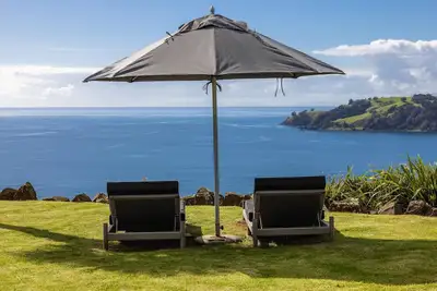 Image de The Point - Onetangi. Luxury & Ocean Views - The Point is a private, light-filled home above Onetangi Beach with wide north-facing sea views. Surrounded by native bush, it offers a peaceful, secluded stay. Open-plan living includes a well-equipped ki