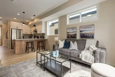 Image de \"Coastal Breeze\" Brand New 2 Bdrm in Glendale!