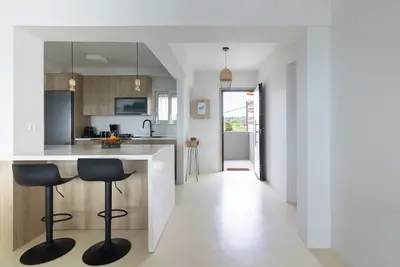 Image de Elegant seafront 2br apartment, stunning sea views, just steps to shore!