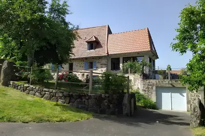 Image de Gîte (4/7 personnes) vue sur la vallée dans le parc des volcans