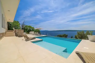Image de Exclusive villa by the sea for 6-8 people - pool & sea view