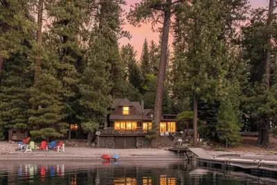 Image de Historic McCall lakefront home, 70' private sandy beach + dock, hot tub