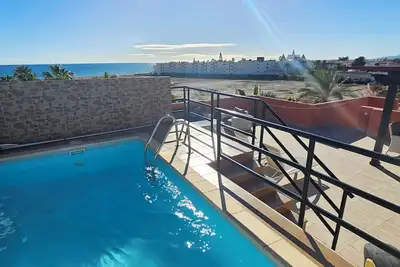 Image de Penthouse Suite avec piscine privée sur toit terrasse, vue mer, 50m de plage, Wifi