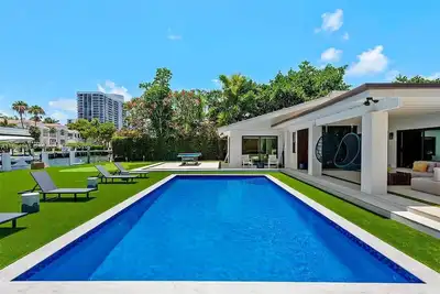 Image de Waterfront Villa with Private Dock