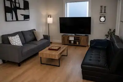 Image de Spacious house with Deck, close to Downtown