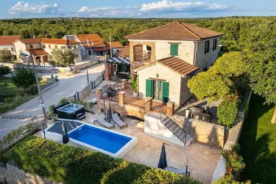 Image de Villa Lana – The Istrian Retreat<br>Stone villa for up to 10 guests with heated private pool and jacuzzi in peaceful surroundings.