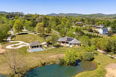 Image de Private Estate w/ Pool + Guest Suite | Free Tix