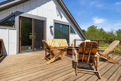 Image de Private Loft w/ Fire Pit Balcony + Free Tix