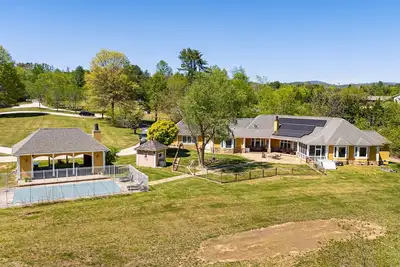 Image de Luxury Estate w/ Pool, Hot Tub  Free Tix Sleeps 12