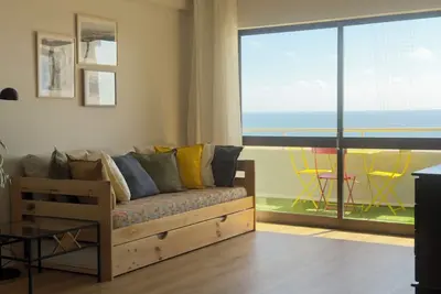 Image de Renovated and spacious apartment with a magnificent beachfront location