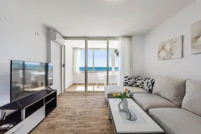Image de Aqua Vista Apartment | Waterfront Balcony Escape by PikHost