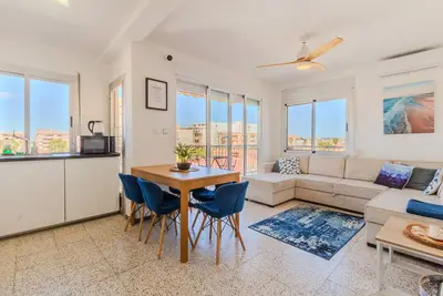 Image de Beachside Comfort · 3br Apartment with Balcony