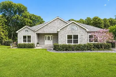 Image de Charming Southampton Retreat with Heated Pool, Minutes to Shinnecock Hills. . .