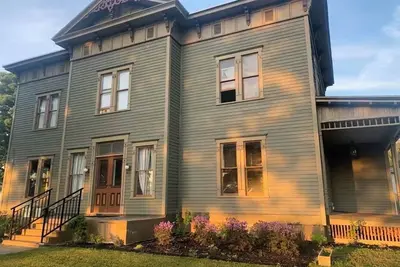 Image de Featured in HGTVs Cheap Old Houses, Recently Remodeled 3 Bedroom Colonial