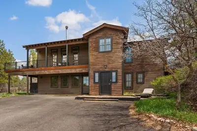 Image de Ponderosa Retreat | 10 min to Downtown | Mtn Views